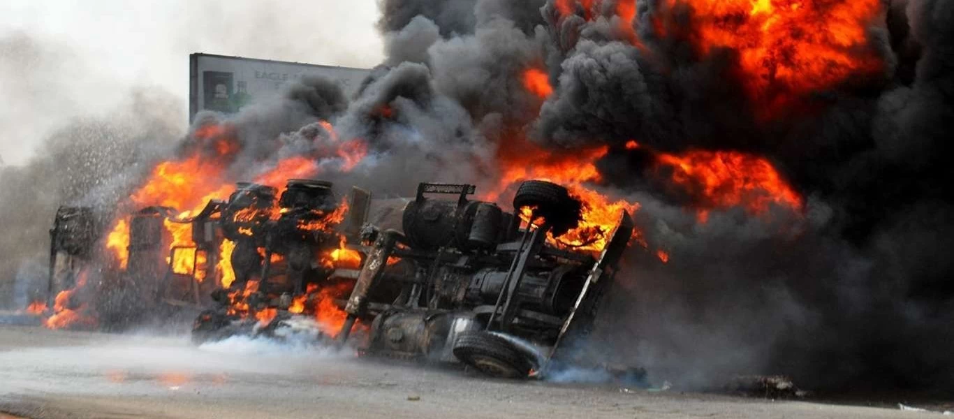 Τραγωδία στη Νιγηρία - 12 άνθρωποι νεκροί μετά από έκρηξη σε βυτιοφόρο (βίντεο)